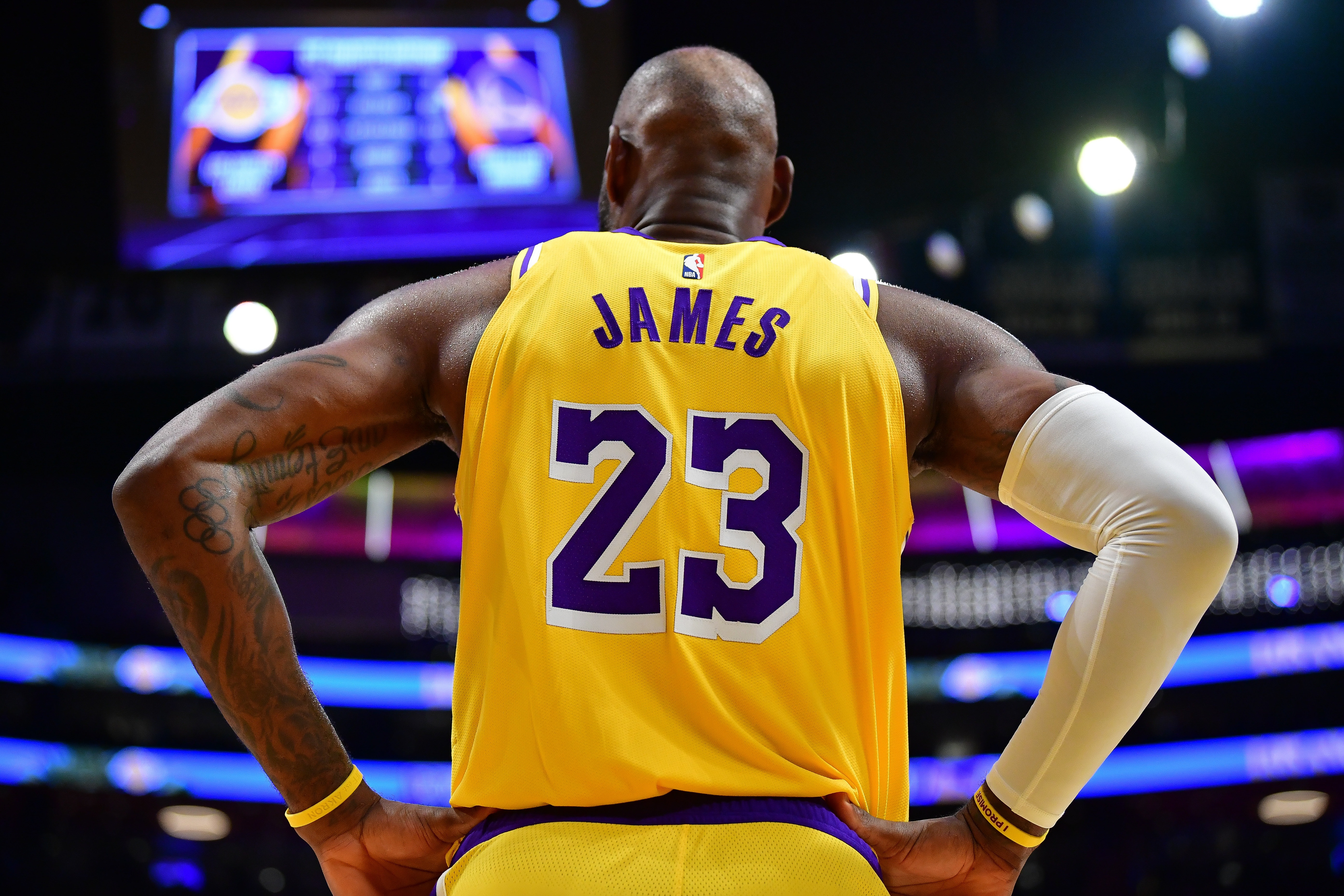 kaiyun-此前换队均在休赛期！湖记：詹姆斯清楚赛季中做出决定很愚蠢