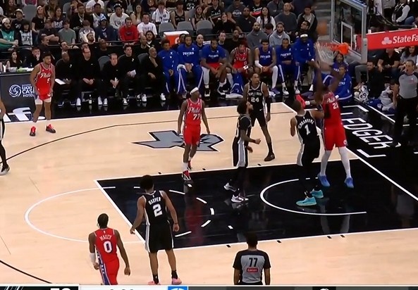 开云体育官网-还是得逞了！恩比德合球造犯规不成 自抛自扣最终获得罚球